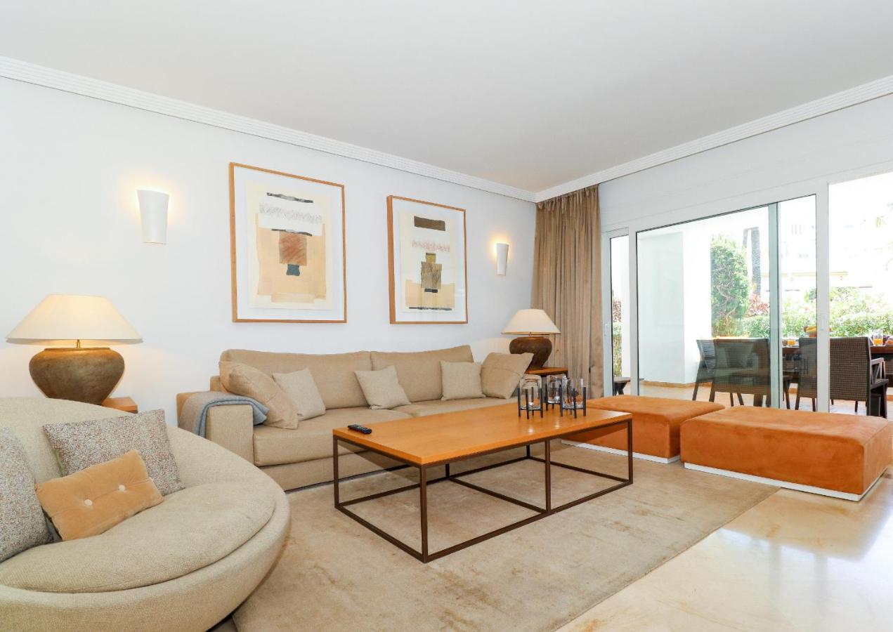 Family With Garden- Monteros Palm