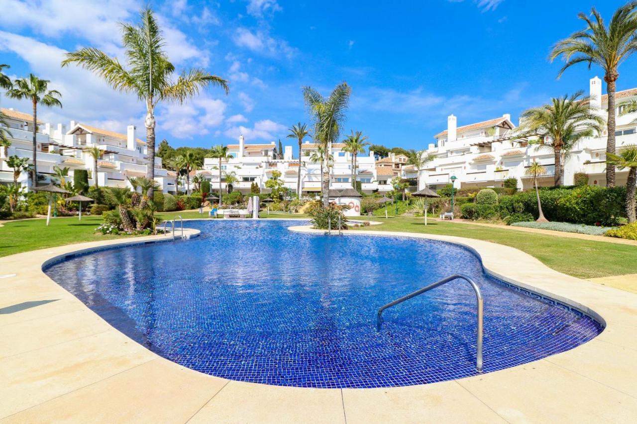 Family With Garden- Monteros Palm *