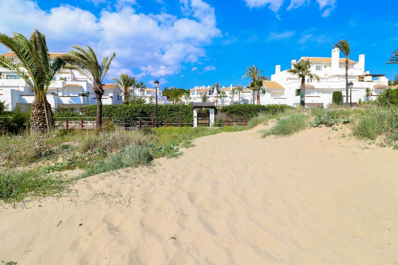 Family With Garden- Monteros Palm *